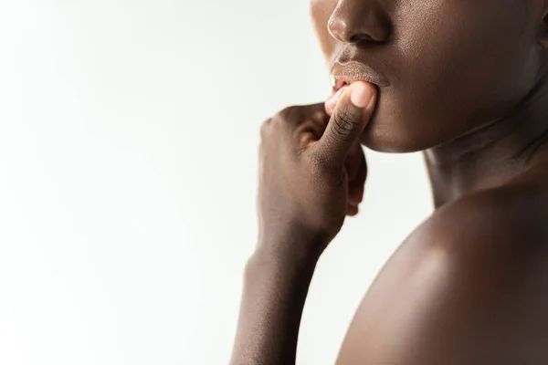 Обрезанный вид нежной обнаженной африканской девушки, касающейся губ, изолированных на сером — стоковое фото