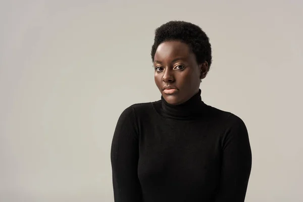 Afrikanerin im schwarzen Rollkragen isoliert auf grau — Stockfoto