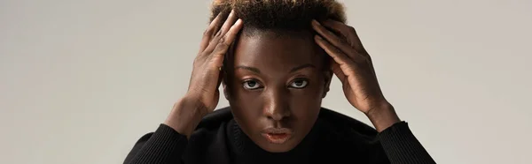 Panoramaaufnahme der attraktiven afrikanisch-amerikanischen Frau in schwarzem Rollkragen isoliert auf grau — Stockfoto