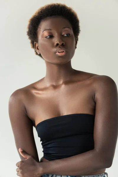 Африканская американка в черном топе, изолированная от серых — стоковое фото