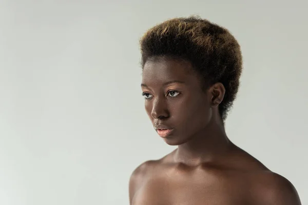 Bela menina americana africana nua isolado em cinza — Fotografia de Stock