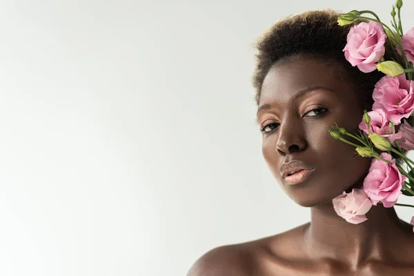 Nu afro-américain femme avec rose eustoma fleurs isolé sur gris — Photo de stock