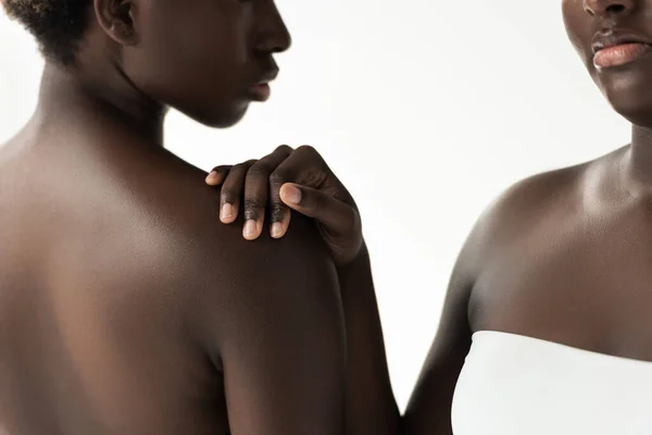 Vista cortada de meninas americanas africanas em tops isolados em cinza — Fotografia de Stock