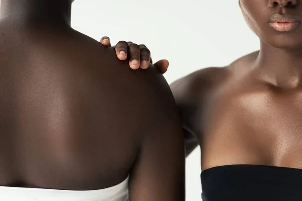 Vue recadrée d'amis afro-américains dans des sommets isolés sur gris — Photo de stock