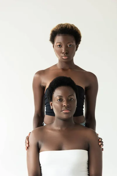 Feminino amigos afro-americanos em tops isolados em cinza — Fotografia de Stock