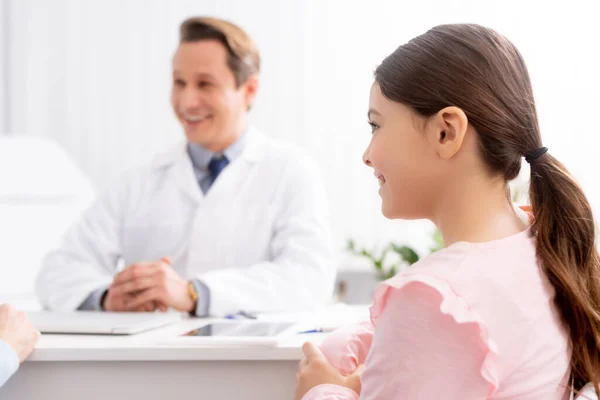 Foyer sélectif de l'enfant et otolaryngologue souriant pendant otolaryngologue — Photo de stock