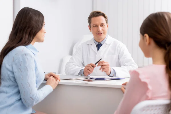 Focus selettivo di madre e figlia sulla consultazione con il medico ent — Foto stock