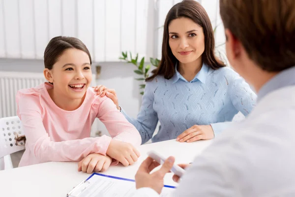 Back view of ent physician near smiling daughter and mother — Stock Photo