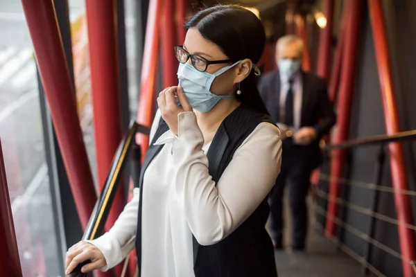Asiatique femme d'affaires en tenue formelle avec masque médical regardant loin — Photo de stock