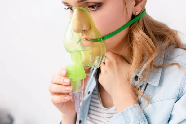 Femme asthmatique tenant un masque respiratoire près du visage — Photo de stock