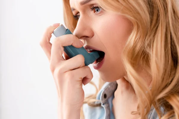 Mujer hermosa y asmática usando inhalador - foto de stock