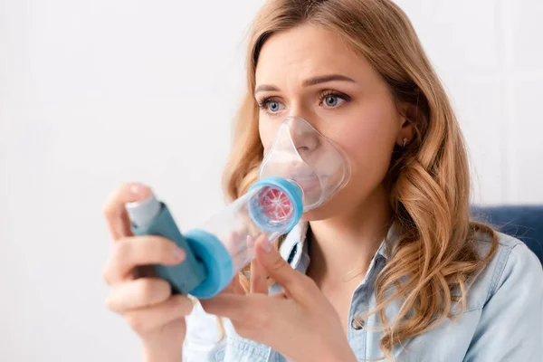 Foyer sélectif de la femme asthmatique en utilisant un inhalateur avec espaceur — Photo de stock