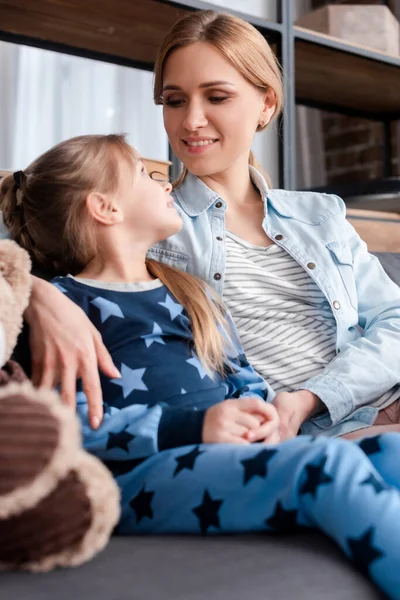 Messa a fuoco selettiva del bambino felice guardando la madre — Foto stock