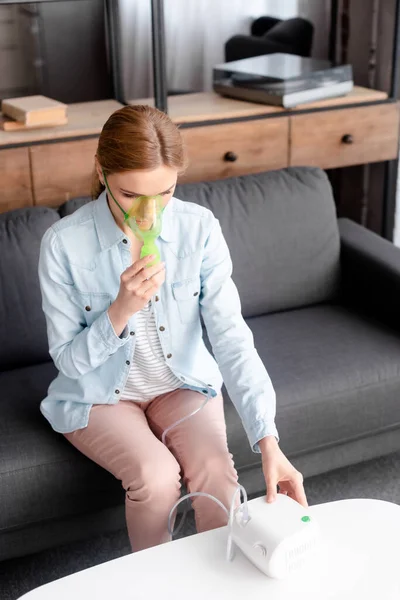 Asthmatikerin mit Atemmaske berührt Kompressor-Inhalator — Stockfoto