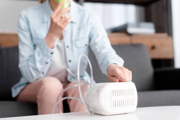 Visão cortada de mulher asmática usando inalador compressor — Fotografia de Stock