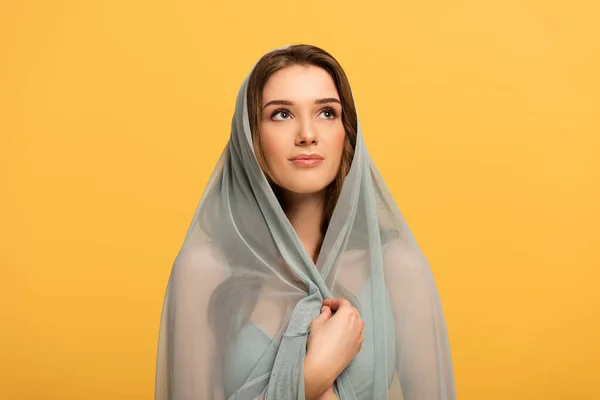 Belle élégante fille souriante en robe et voile isolé sur jaune — Photo de stock