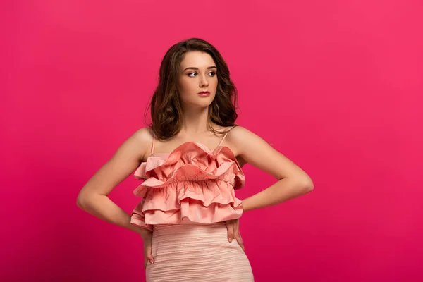 Schöne selbstbewusste Frau im eleganten Kleid auf rosa — Stockfoto