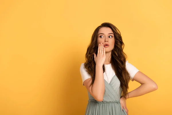 Mulher de primavera surpreso em t-shirt e vestido em amarelo — Fotografia de Stock