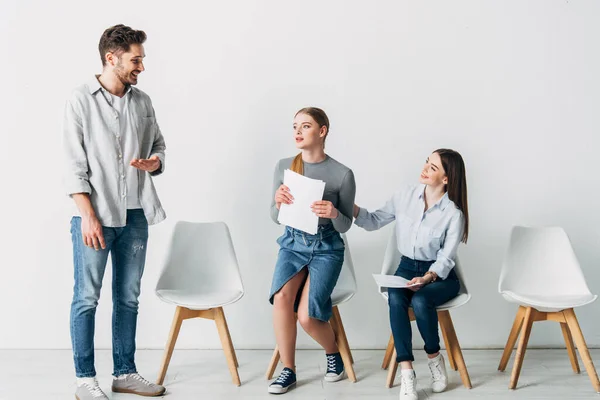 Smiling recruiter pointing with hand to employee with resume in office — Stock Photo