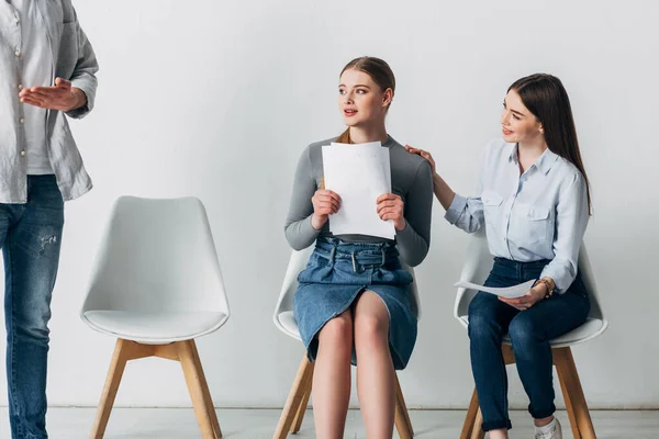 Recruiter pointing with hand to candidate with resume in office — Stock Photo