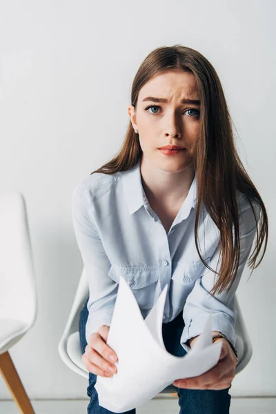 Selektiver Fokus des gestressten Kandidaten mit Lebenslauf vor laufender Kamera — Stockfoto