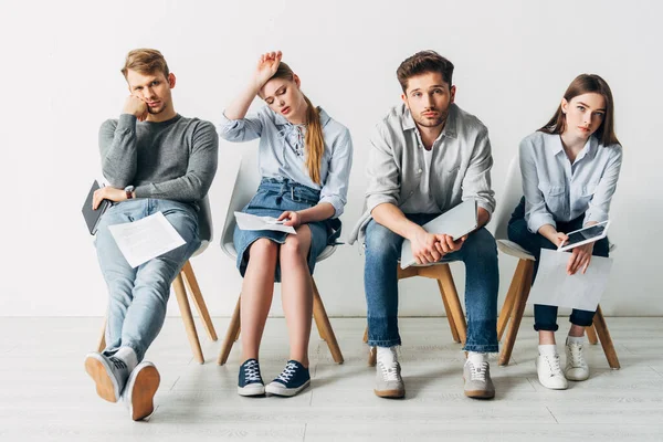 Candidatos cansados com currículo à espera de entrevista de emprego no escritório — Fotografia de Stock