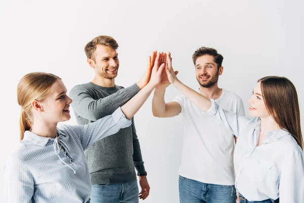 Jóvenes compañeros de trabajo de cinco y sonriendo en la oficina — Stock Photo