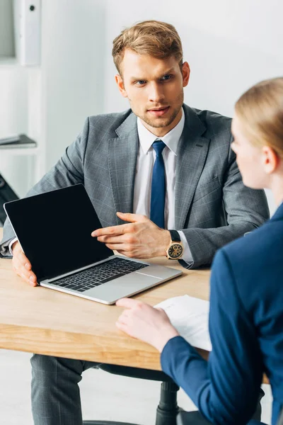 Foco seletivo do recrutador apontando no laptop para o funcionário na mesa — Fotografia de Stock