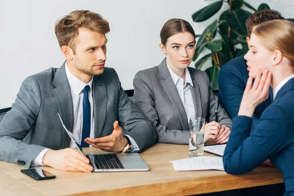 Concentration sélective des recruteurs qui regardent les employés pendant l'entrevue d'emploi — Photo de stock