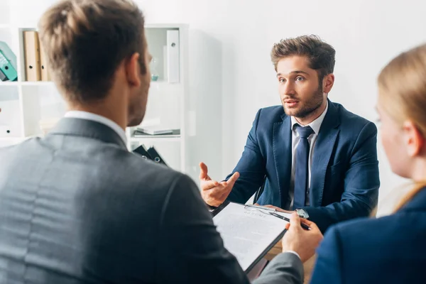 Focus selettivo dei dipendenti che guardano il reclutatore durante il colloquio di lavoro — Foto stock