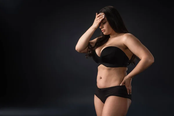 Plus size ragazza in biancheria intima con gesto facepalm su sfondo nero — Foto stock