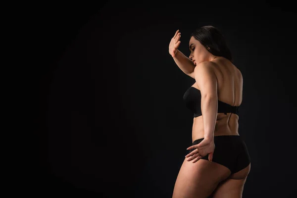 Plus Size Mädchen versteckt ihren Körper und zeigt Stop-Geste isoliert auf schwarz — Stockfoto