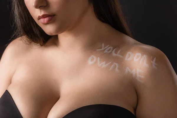 Vista cortada de menina plus size com letras You Don 't Own Me isolado em preto — Fotografia de Stock