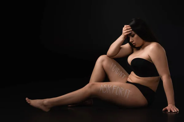 Decepcionado plus size modelo em roupa interior com letras eu não pedi para ele no corpo no fundo preto — Fotografia de Stock