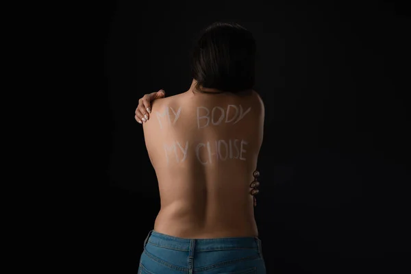 Vista posteriore del modello semi-vestito plus size con scritte My Body My Choice sul corpo isolato su nero — Foto stock