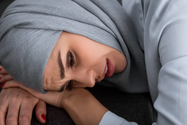 Sad muslim woman in hijab in living room, domestic violence concept — Stock Photo