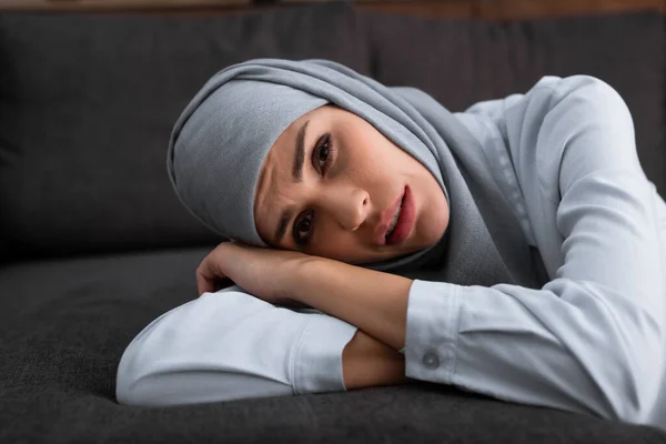 Depressive Muslimin im Hidschab blickt in Kamera, Konzept häuslicher Gewalt — Stockfoto