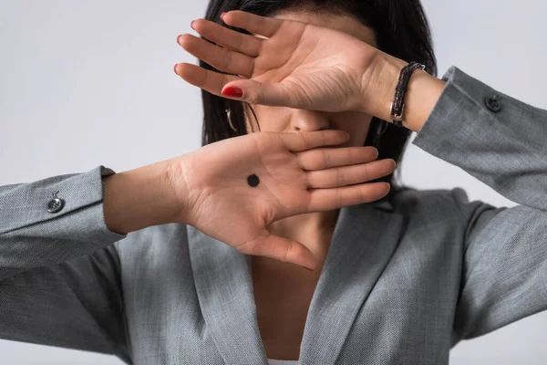 Empresária com ponto preto na palma cobrindo rosto isolado no branco, conceito de violência doméstica — Fotografia de Stock