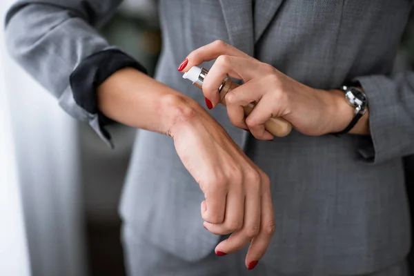 Vue recadrée de femme d'affaires appliquant fond de teint de maquillage à portée de main avec ecchymose, concept de violence familiale — Photo de stock