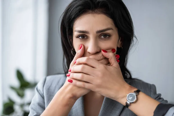 Verärgerte Geschäftsfrau mit Bluterguss, der Mund mit Händen bedeckt, Konzept für häusliche Gewalt — Stockfoto