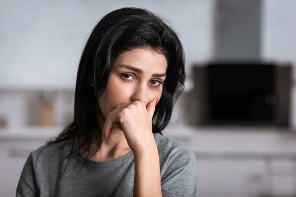 Femme bouleversée et blessée avec ecchymose couvrant le visage, concept de violence domestique — Photo de stock