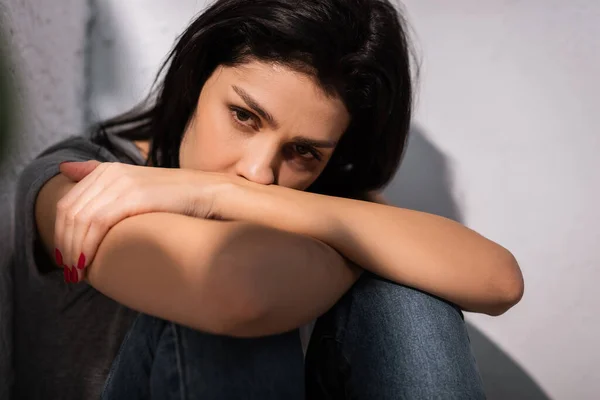 Депрессивная женщина с синяками на лице, концепция домашнего насилия — стоковое фото