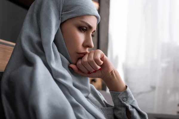 Расстроенная мусульманка в хиджабе с сжатым кулаком, концепция домашнего насилия — стоковое фото