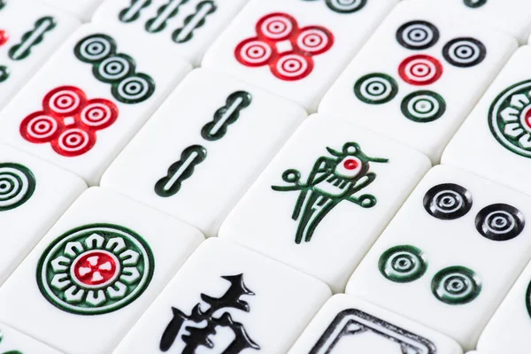 KYIV, UCRANIA - 30 de enero de 2019: campo de fichas de juego de mahjong blanco con signos y personajes - foto de stock