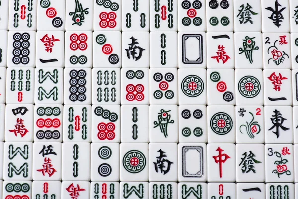 KYIV, UCRANIA - 30 de enero de 2019: campo de fichas de juego de mahjong con signos y personajes, vista superior - foto de stock
