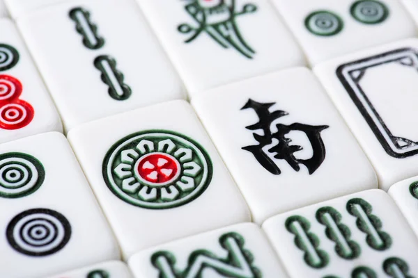 KYIV, UCRANIA - 30 de enero de 2019: campo de fichas de juego de mahjong blanco con signos y personajes - foto de stock