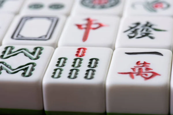 KIEW, UKRAINE - 30. JANUAR 2019: selektiver Schwerpunkt der Mahjong-Spielsteine mit Zeichen und Zeichen — Stockfoto