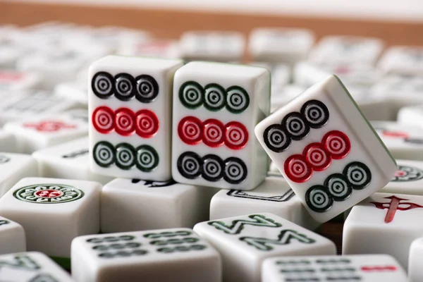 KIEW, UKRAINE - 30. JANUAR 2019: selektiver Fokus weißer Mahjong-Spielsteine mit verzierten Punkten — Stockfoto