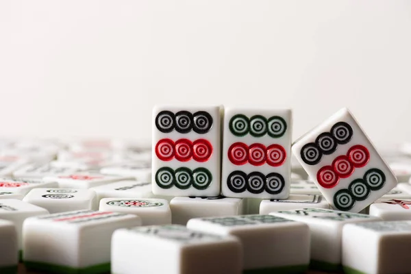 KYIV, UCRANIA - 30 de enero de 2019: enfoque selectivo de las fichas de juego de mahjong con puntos adornados aislados en blanco - foto de stock