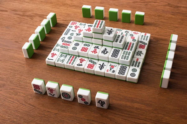 QUIIV, UCRÂNIA - JANEIRO 30, 2019: linhas e pirâmide feitas de telhas de jogo de mahjong em mesa de madeira — Fotografia de Stock